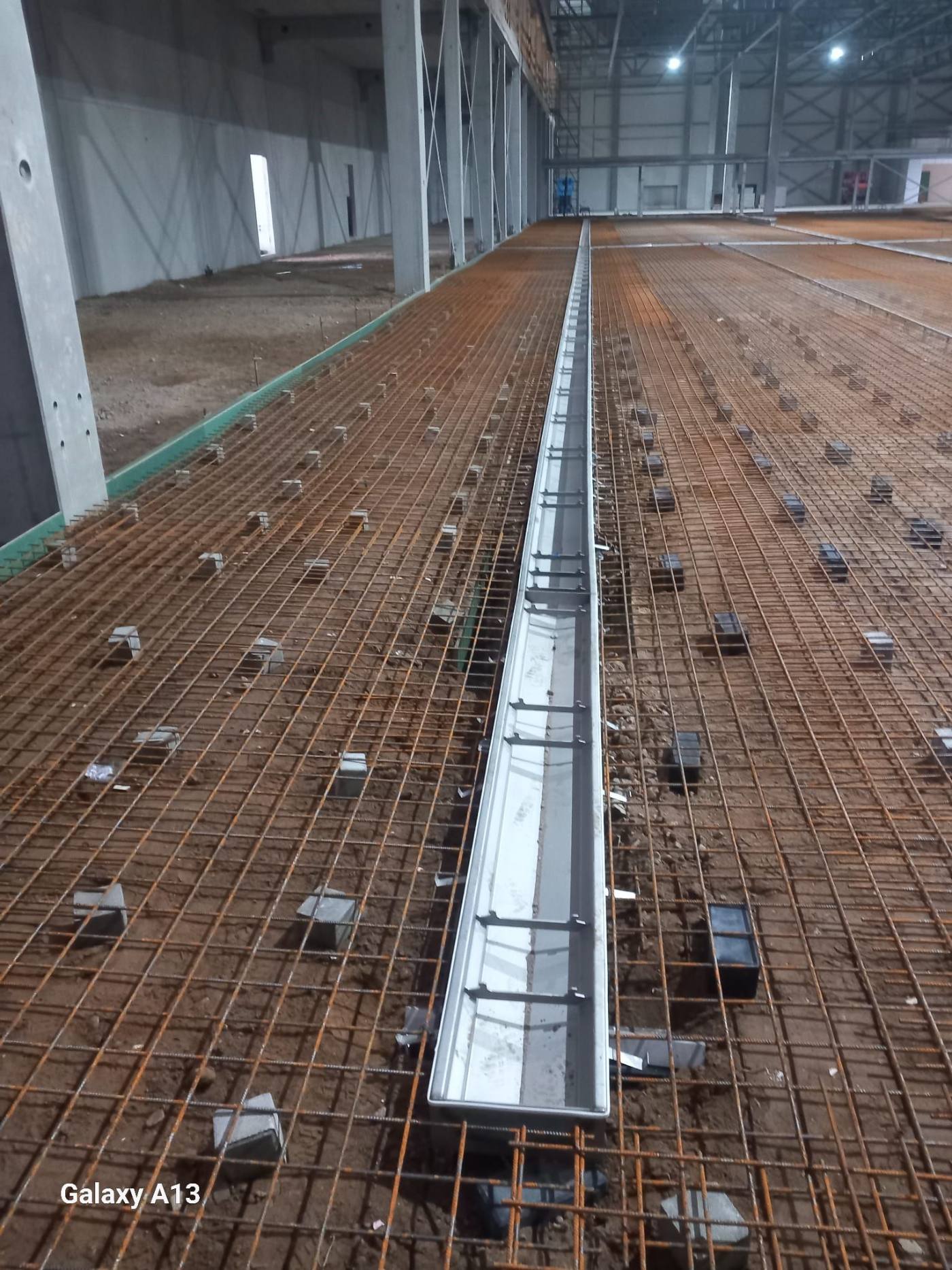 RVS vloergoot ingebouwd in de vloerwapening, klaar voor het storten van de bedrijfsvloer
