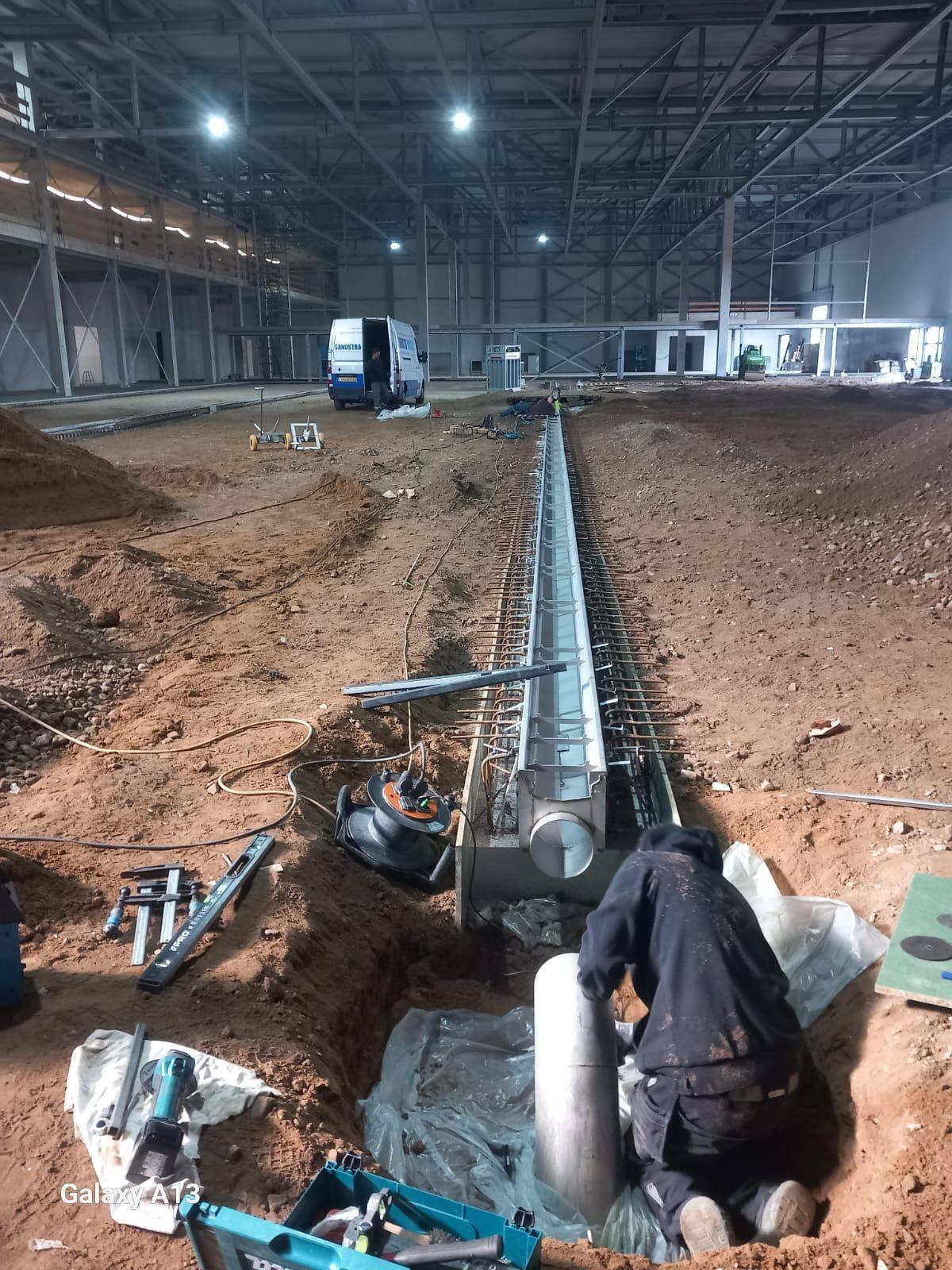 Sandstra RVS aan het werk in de productiehal van Bergia Frites tijdens de nieuwbouw