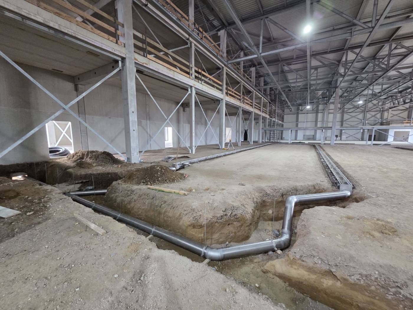 Overzicht van de productiehal met de aangelegde RVS vloergoten en procesriolering