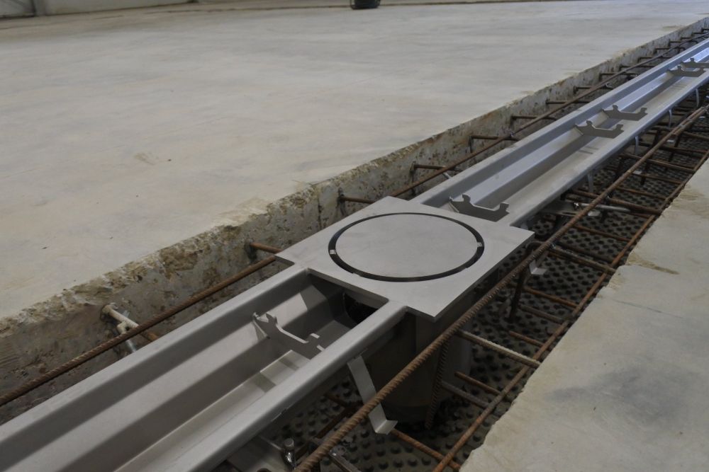 RVS gootput met aansluitende goten tijdens de montage