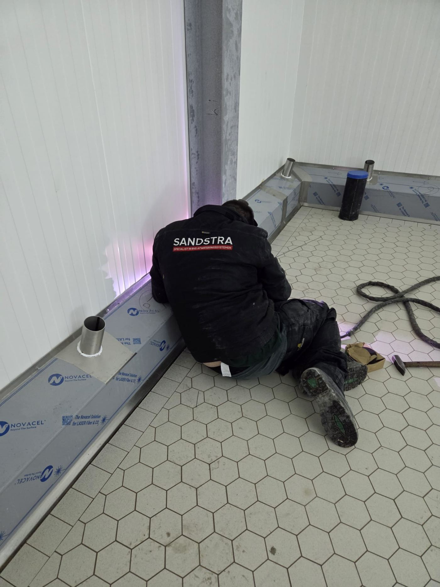Sandstra RVS vakman bij installatie