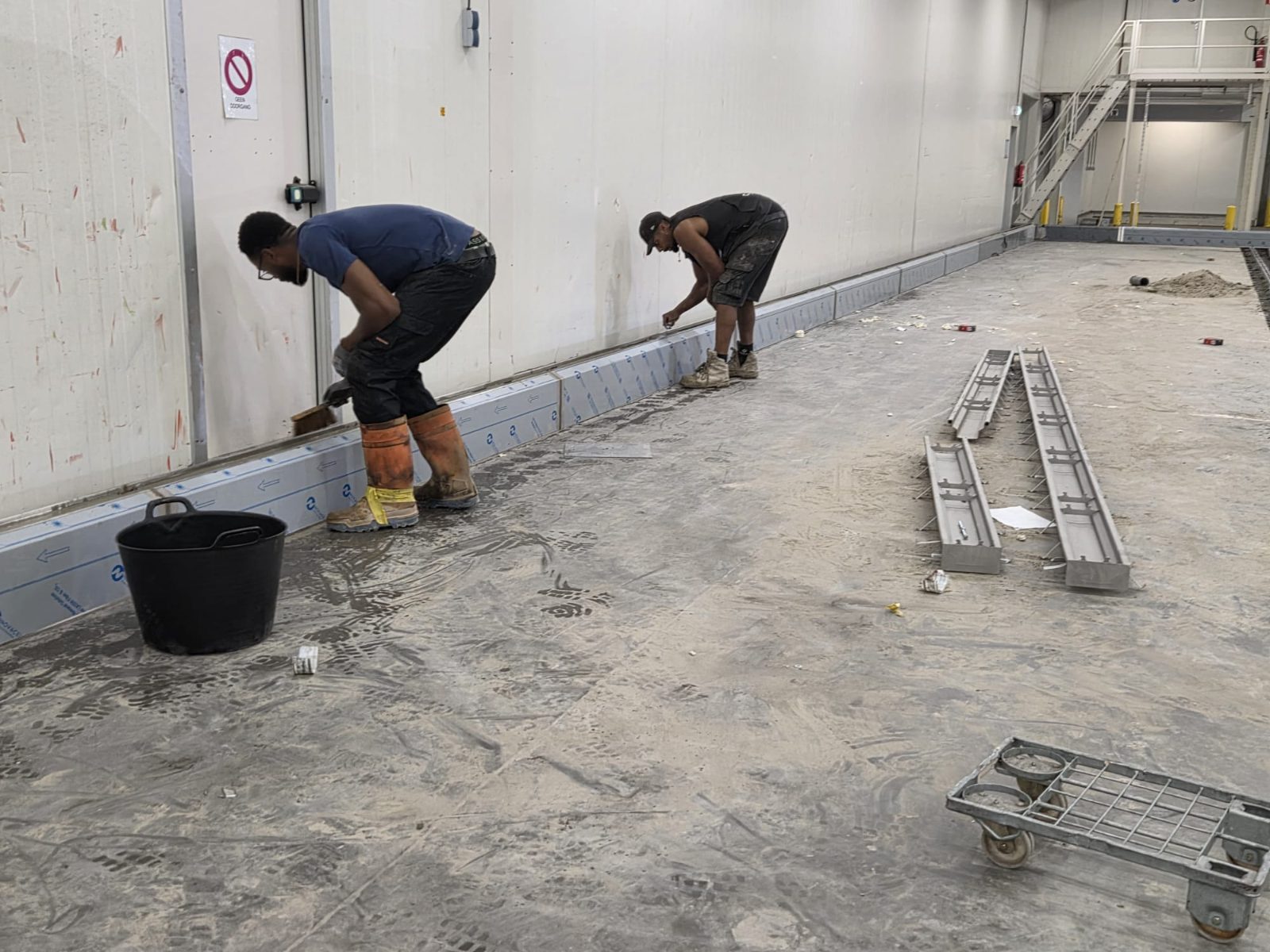 Monteurs van Sandstra RVS plaatsen high-care stootplinten langs de wand